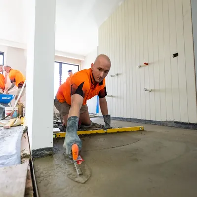 Screeding a floor before tiling